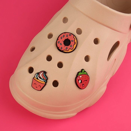 Подарочный набор «Оверсайз»: футболка, сабо (кроксы), джиббитсы 3 шт., стикерпак, шоппер